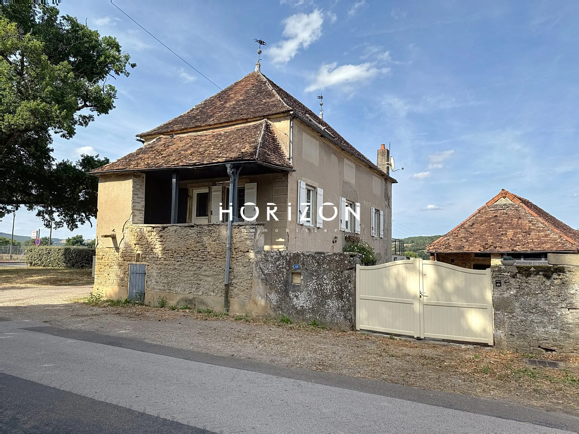 Maison en pierre rénovée avec terrasse dans le village du Clunisois - 94 m² 