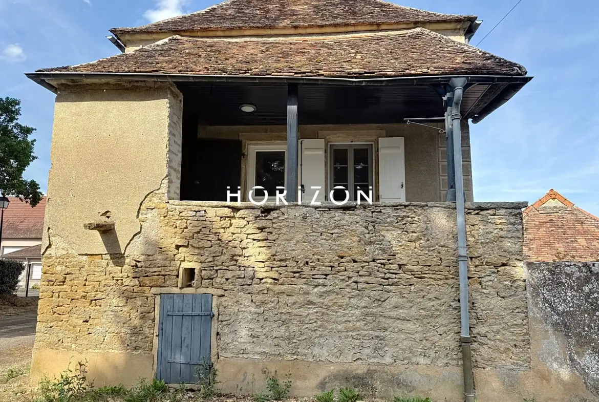 Maison en pierre rénovée avec terrasse dans le village du Clunisois - 94 m² 