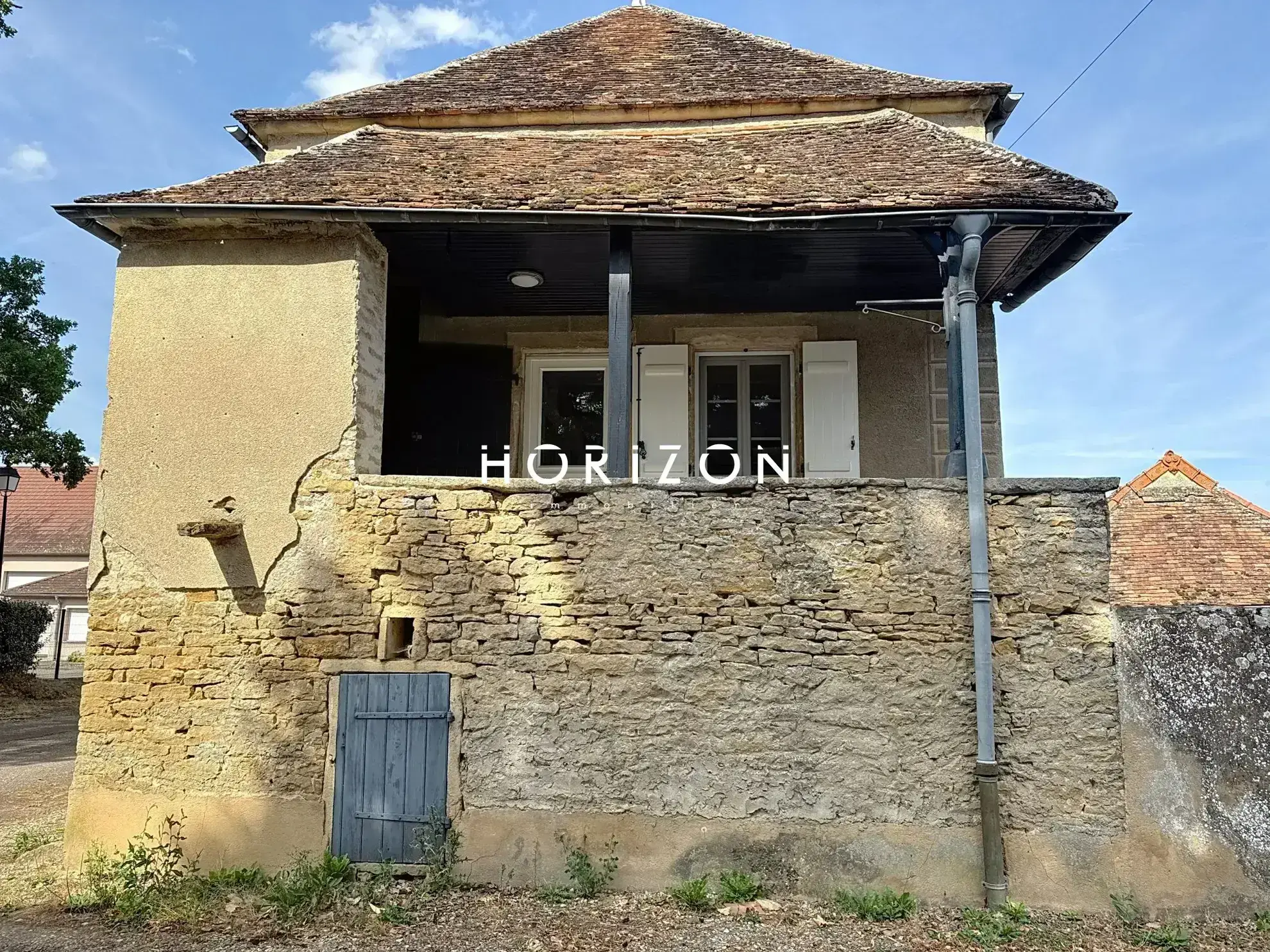 Maison en pierre rénovée avec terrasse dans le village du Clunisois - 94 m² 