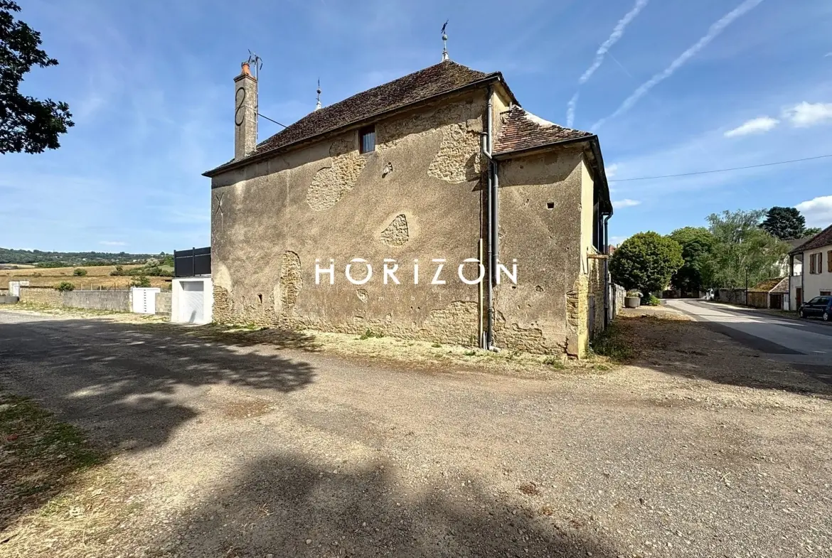 Maison en pierre rénovée avec terrasse dans le village du Clunisois - 94 m² 