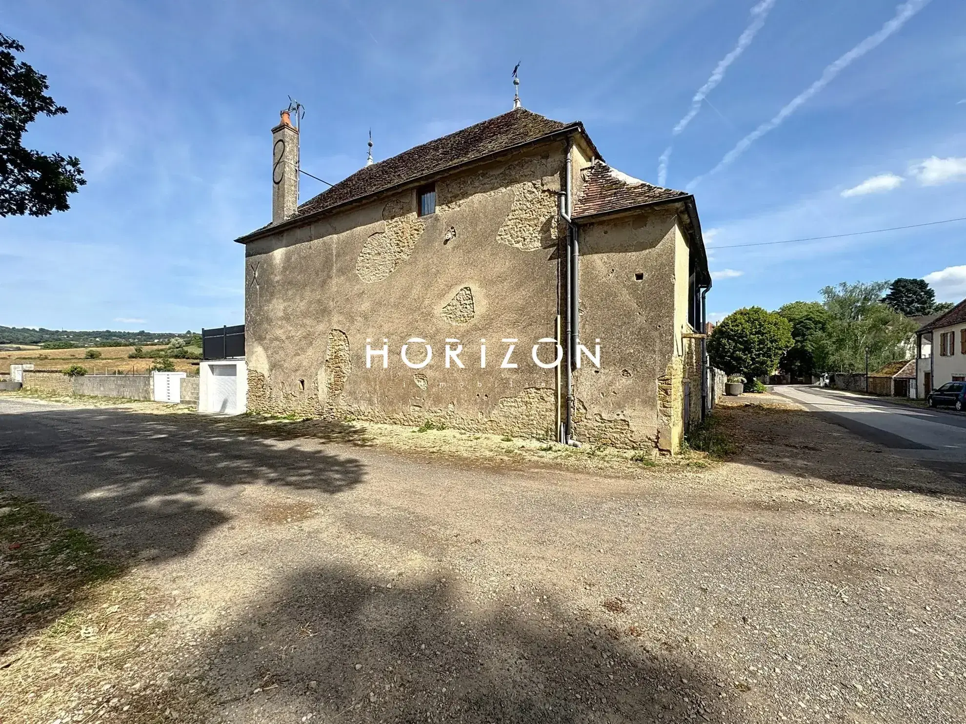 Maison en pierre rénovée avec terrasse dans le village du Clunisois - 94 m² 