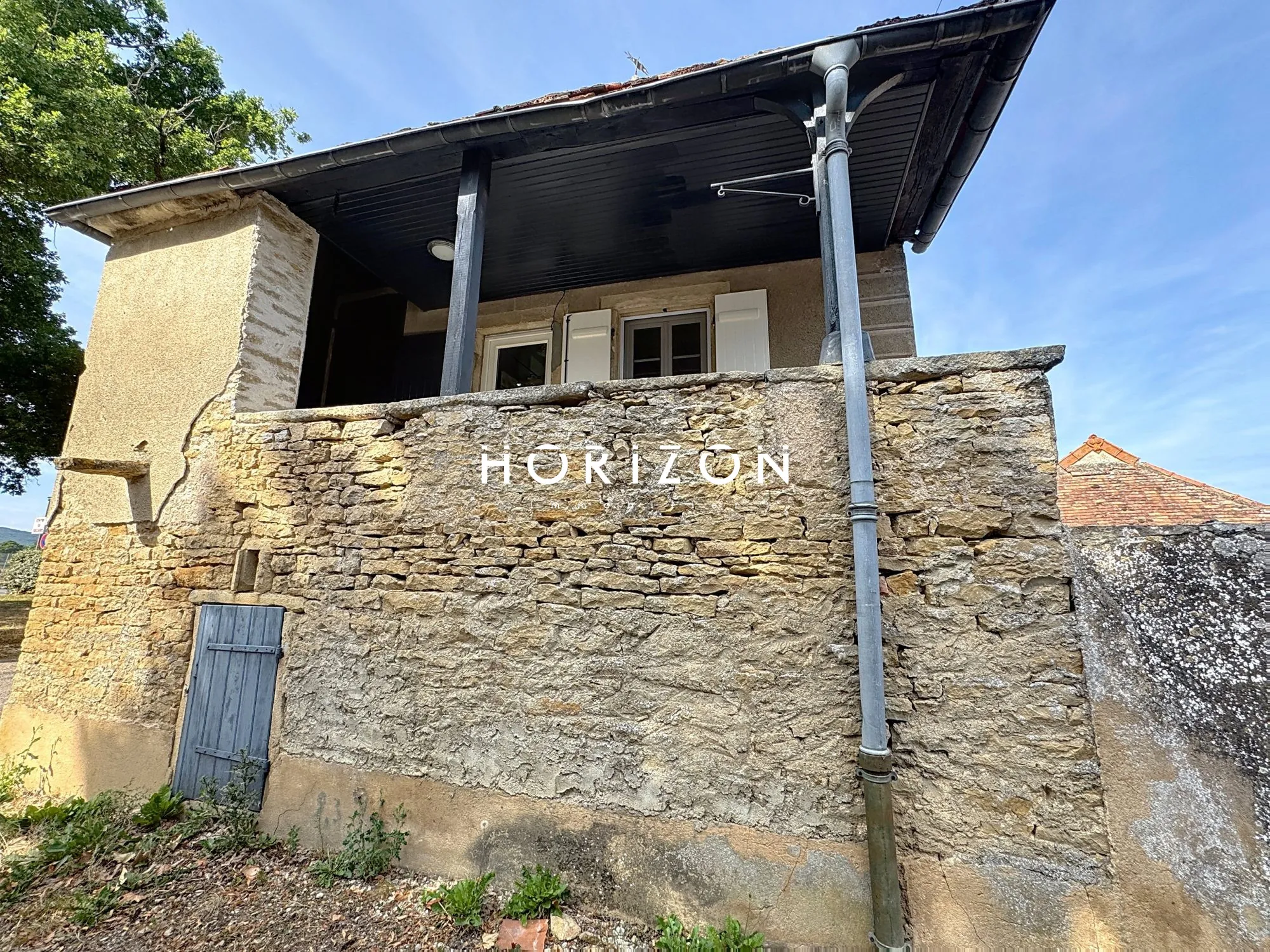 Maison en pierre rénovée avec terrasse dans le village du Clunisois - 94 m² 