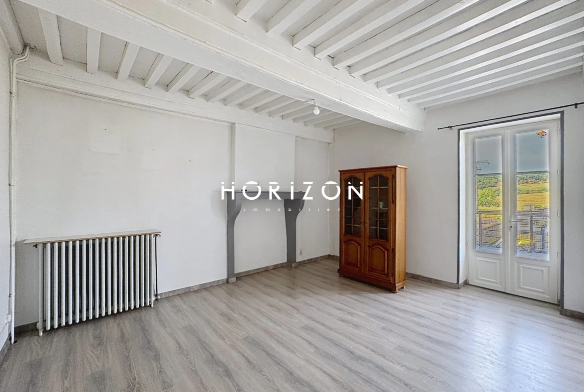 Maison en pierre rénovée avec terrasse dans le village du Clunisois - 94 m² 