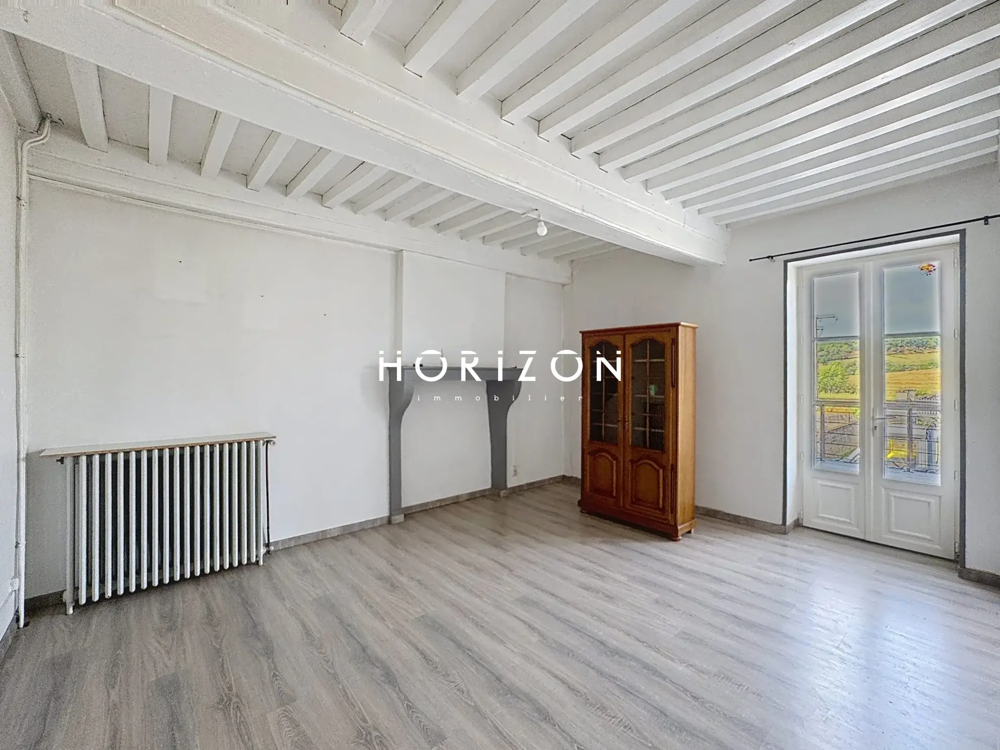 Maison en pierre rénovée avec terrasse dans le village du Clunisois - 94 m² 