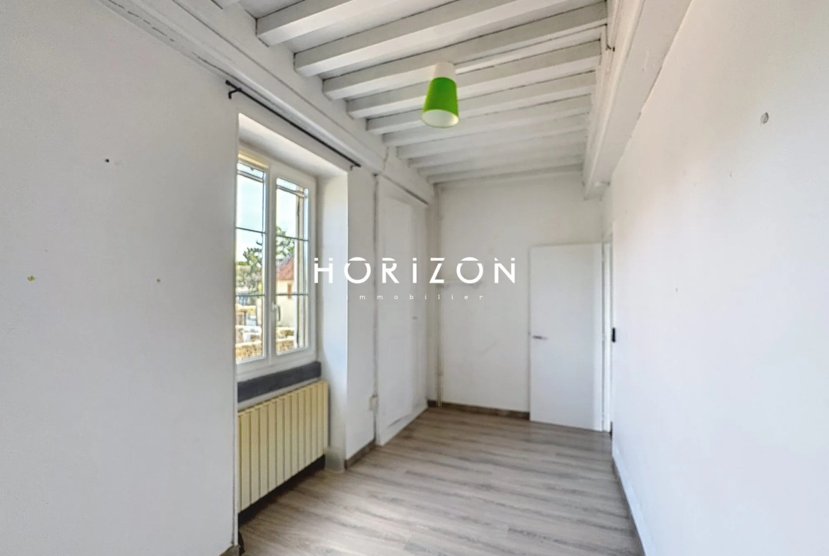 Maison en pierre rénovée avec terrasse dans le village du Clunisois - 94 m² 