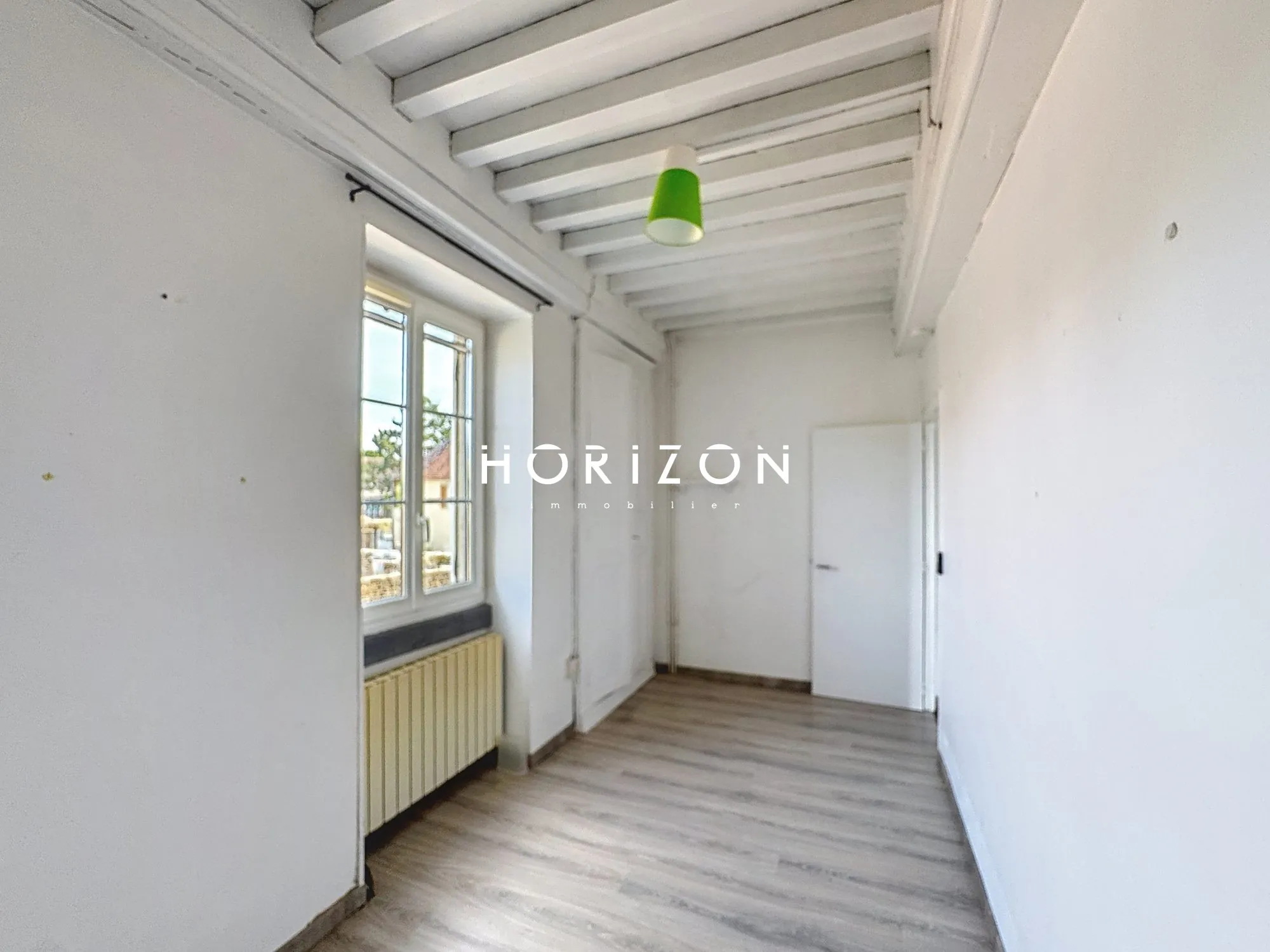 Maison en pierre rénovée avec terrasse dans le village du Clunisois - 94 m² 