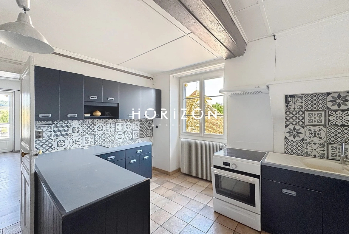 Maison en pierre rénovée avec terrasse dans le village du Clunisois - 94 m² 