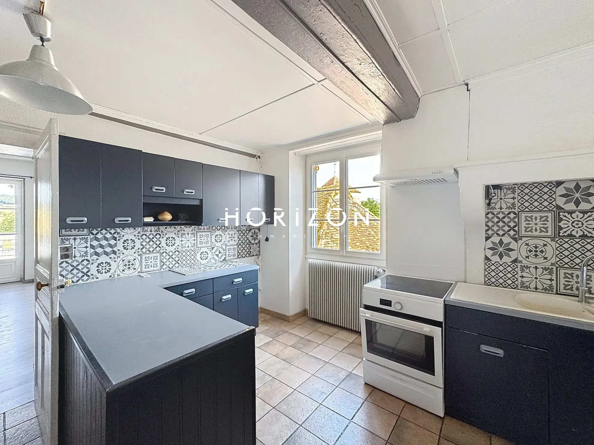 Maison en pierre rénovée avec terrasse dans le village du Clunisois - 94 m² 
