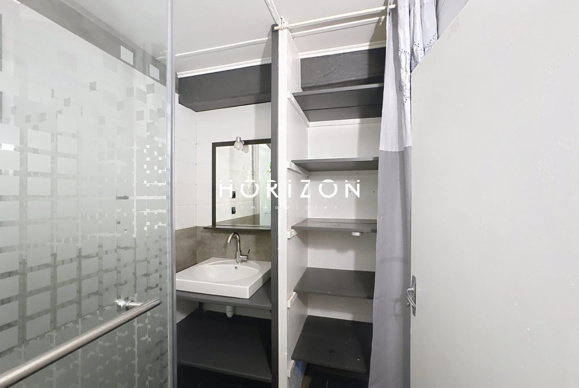 Maison en pierre rénovée avec terrasse dans le village du Clunisois - 94 m² 