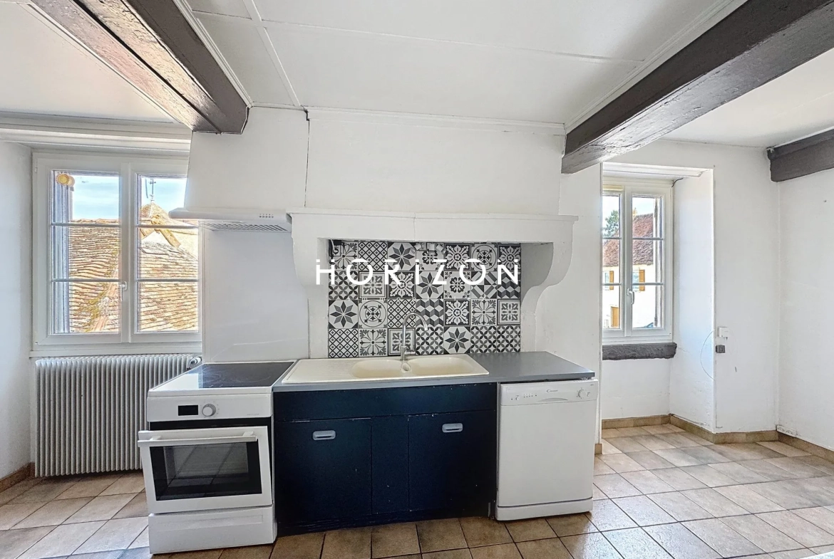 Maison en pierre rénovée avec terrasse dans le village du Clunisois - 94 m² 