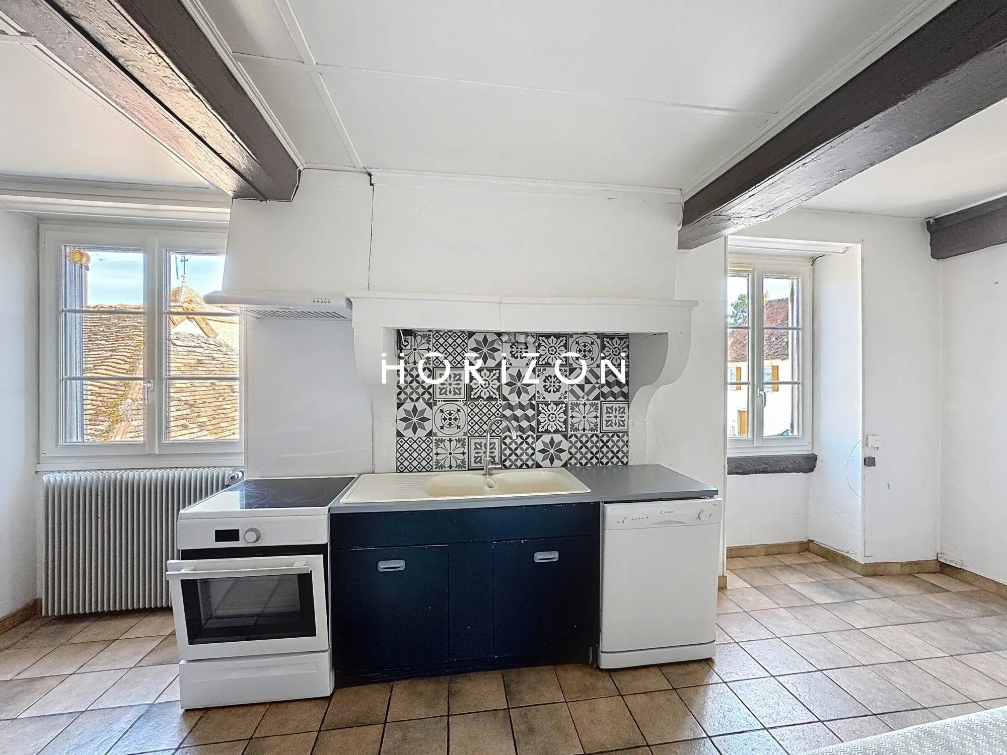 Maison en pierre rénovée avec terrasse dans le village du Clunisois - 94 m² 