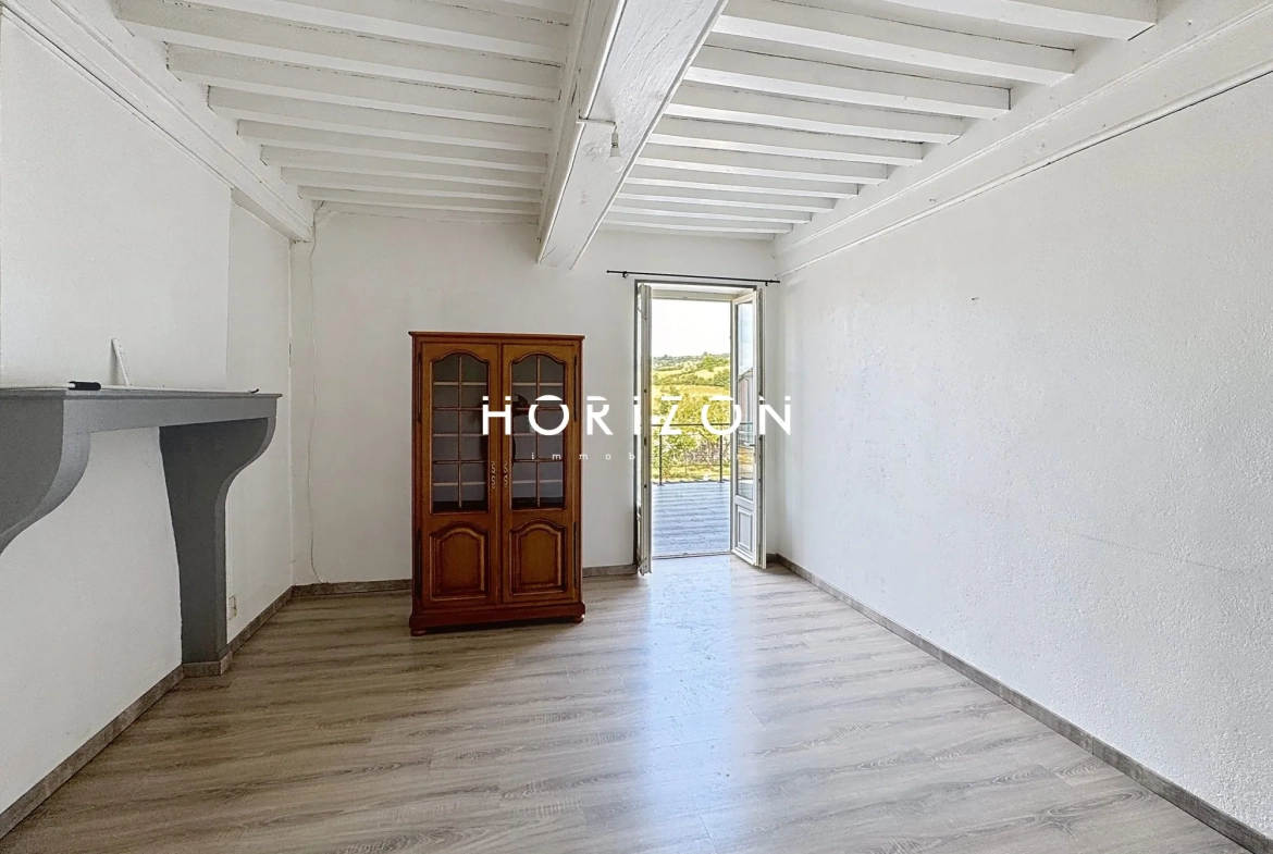 Maison en pierre rénovée avec terrasse dans le village du Clunisois - 94 m² 