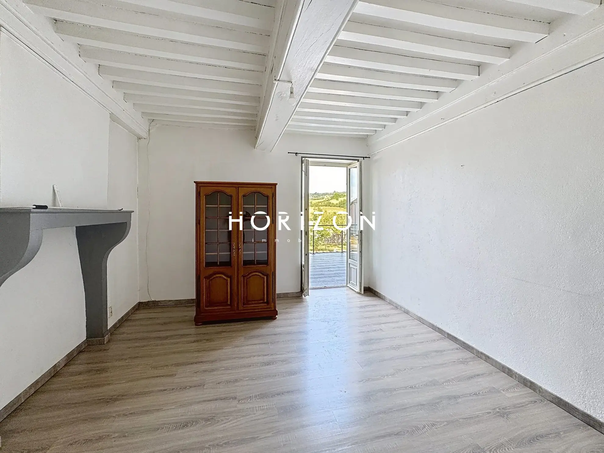 Maison en pierre rénovée avec terrasse dans le village du Clunisois - 94 m² 