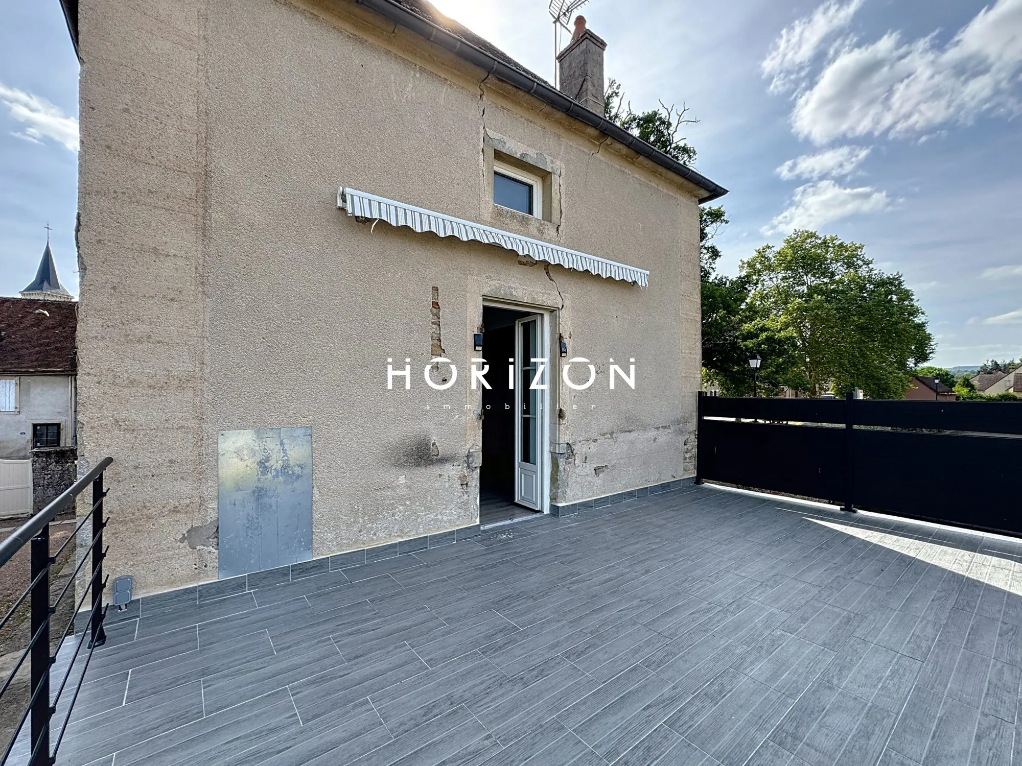 Maison en pierre rénovée avec terrasse dans le village du Clunisois - 94 m² 
