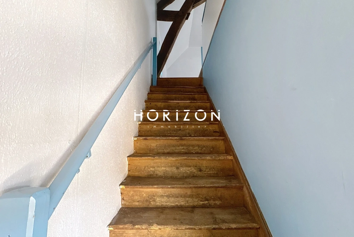 Maison en pierre rénovée avec terrasse dans le village du Clunisois - 94 m² 