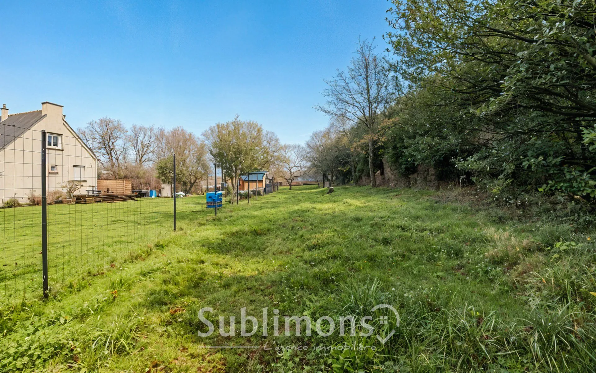 Terrain constructible de 2 700 m² à Grand Champ près de Vannes 