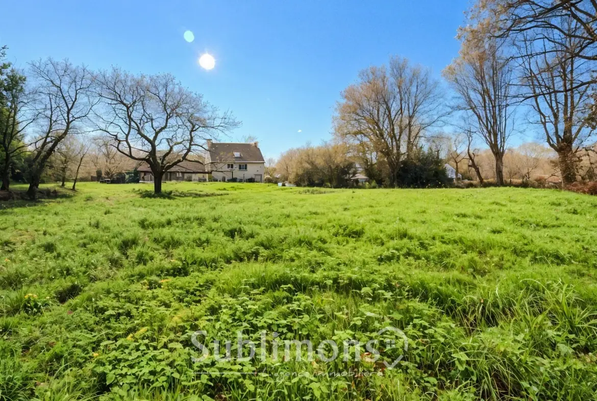 Terrain constructible de 2 700 m² à Grand Champ près de Vannes 