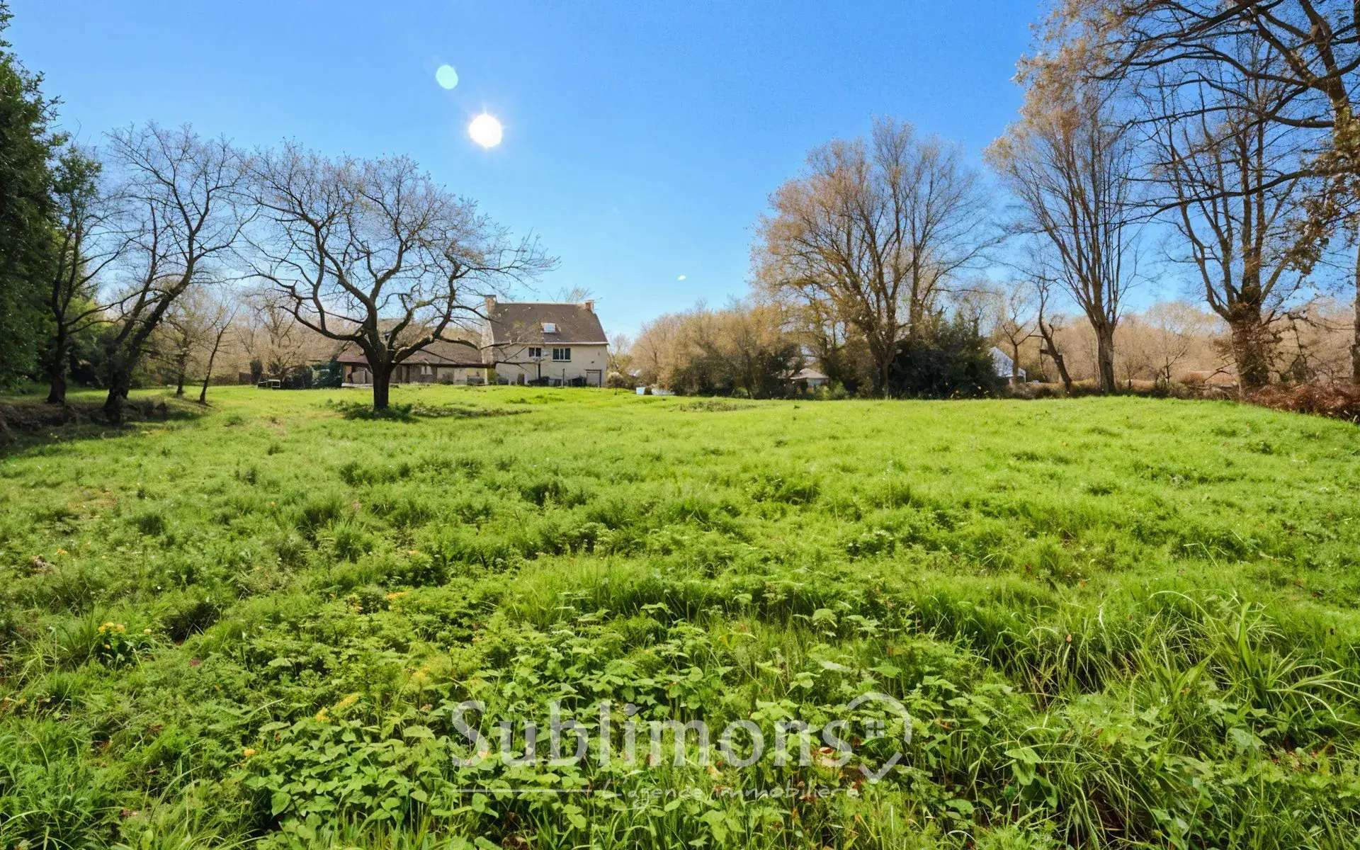 Terrain constructible de 2 700 m² à Grand Champ près de Vannes 