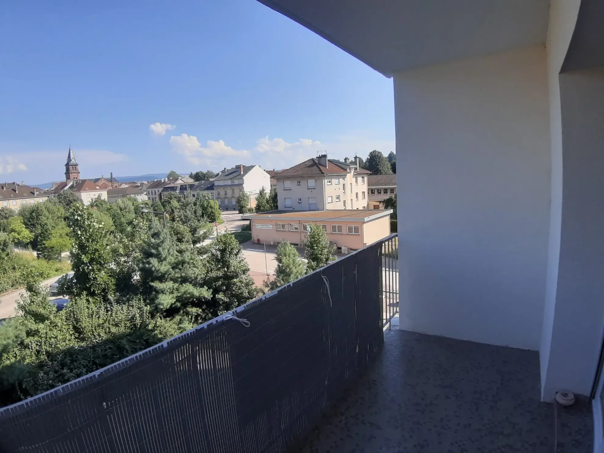 Appartement T4 à Saint-Dié-des-Vosges avec vue imprenable, garage et cave 