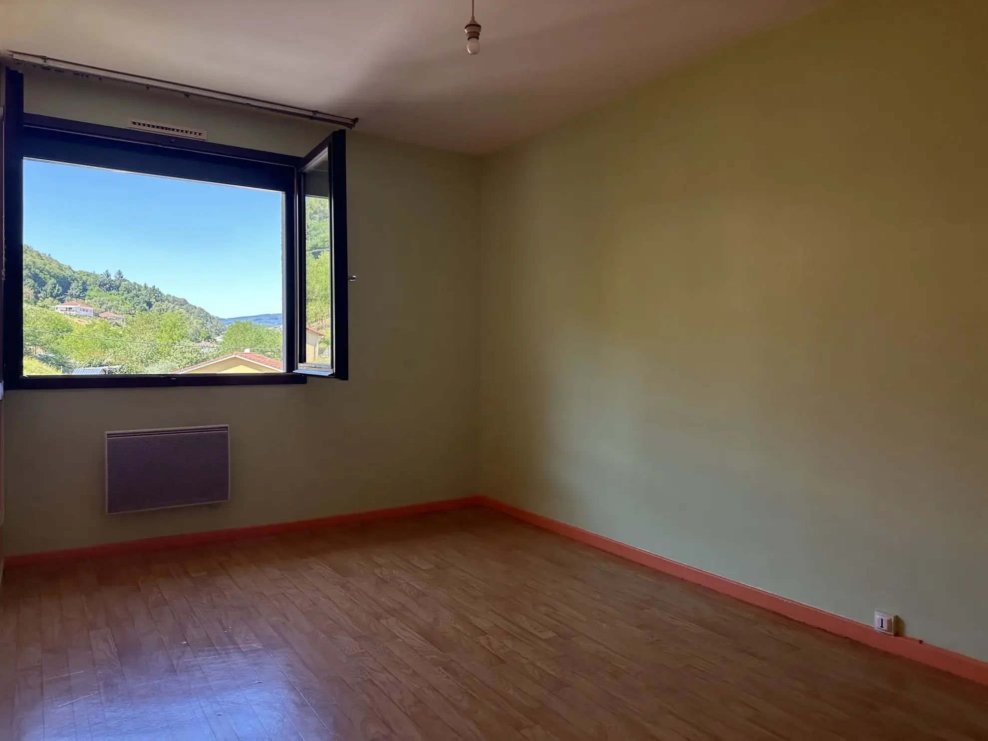 Appartement 4 pièces à Beaujeu de 86 m² avec balcon et cave - Investissement idéal 