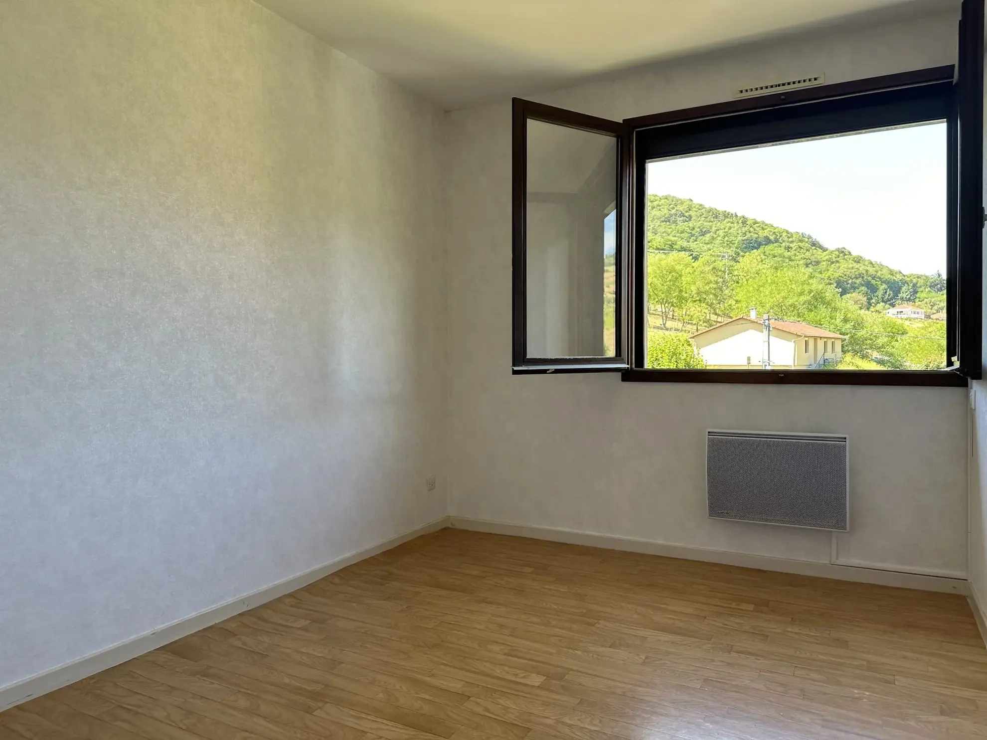 Appartement 4 pièces à Beaujeu de 86 m² avec balcon et cave - Investissement idéal 
