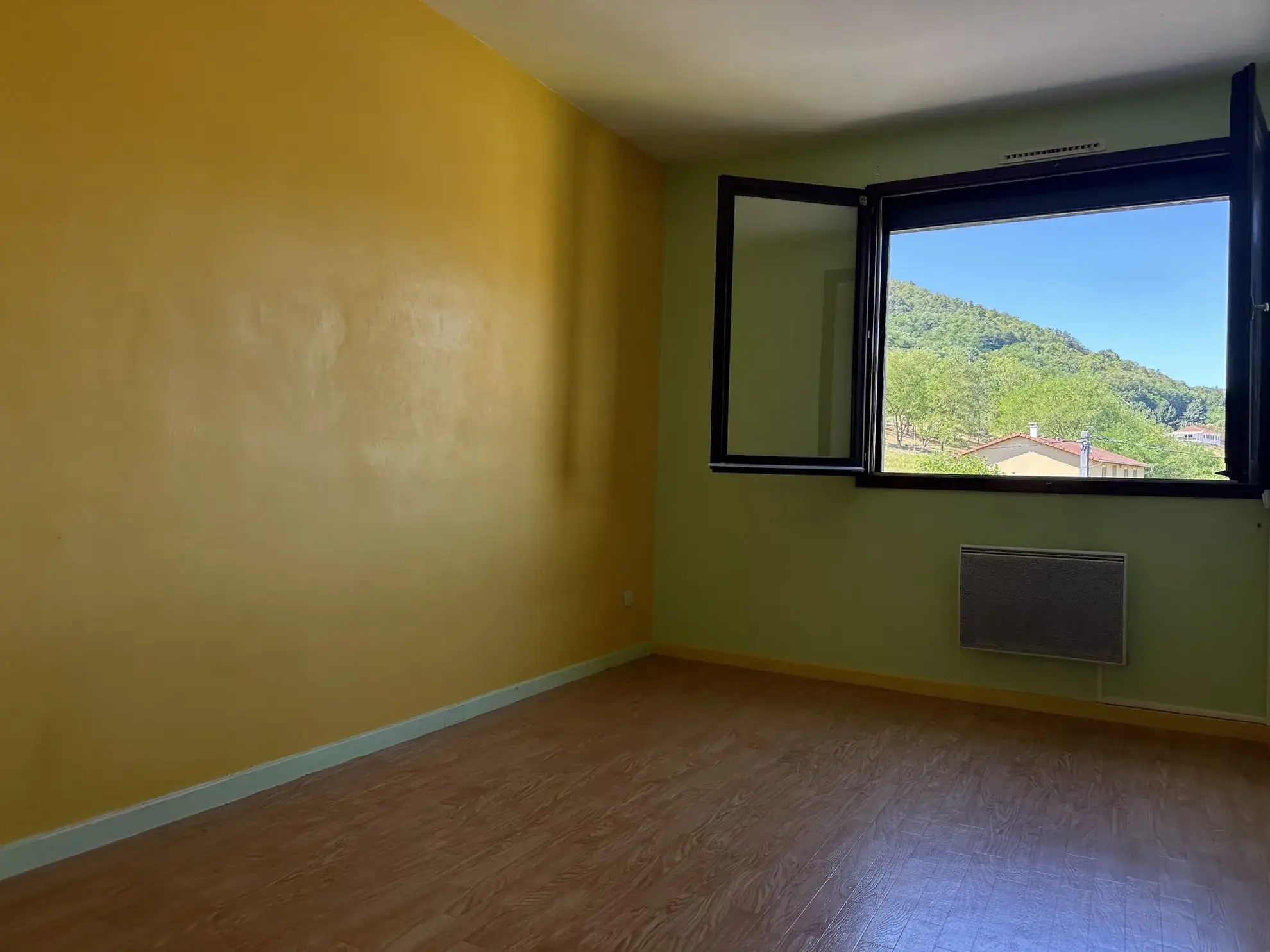 Appartement 4 pièces à Beaujeu de 86 m² avec balcon et cave - Investissement idéal 