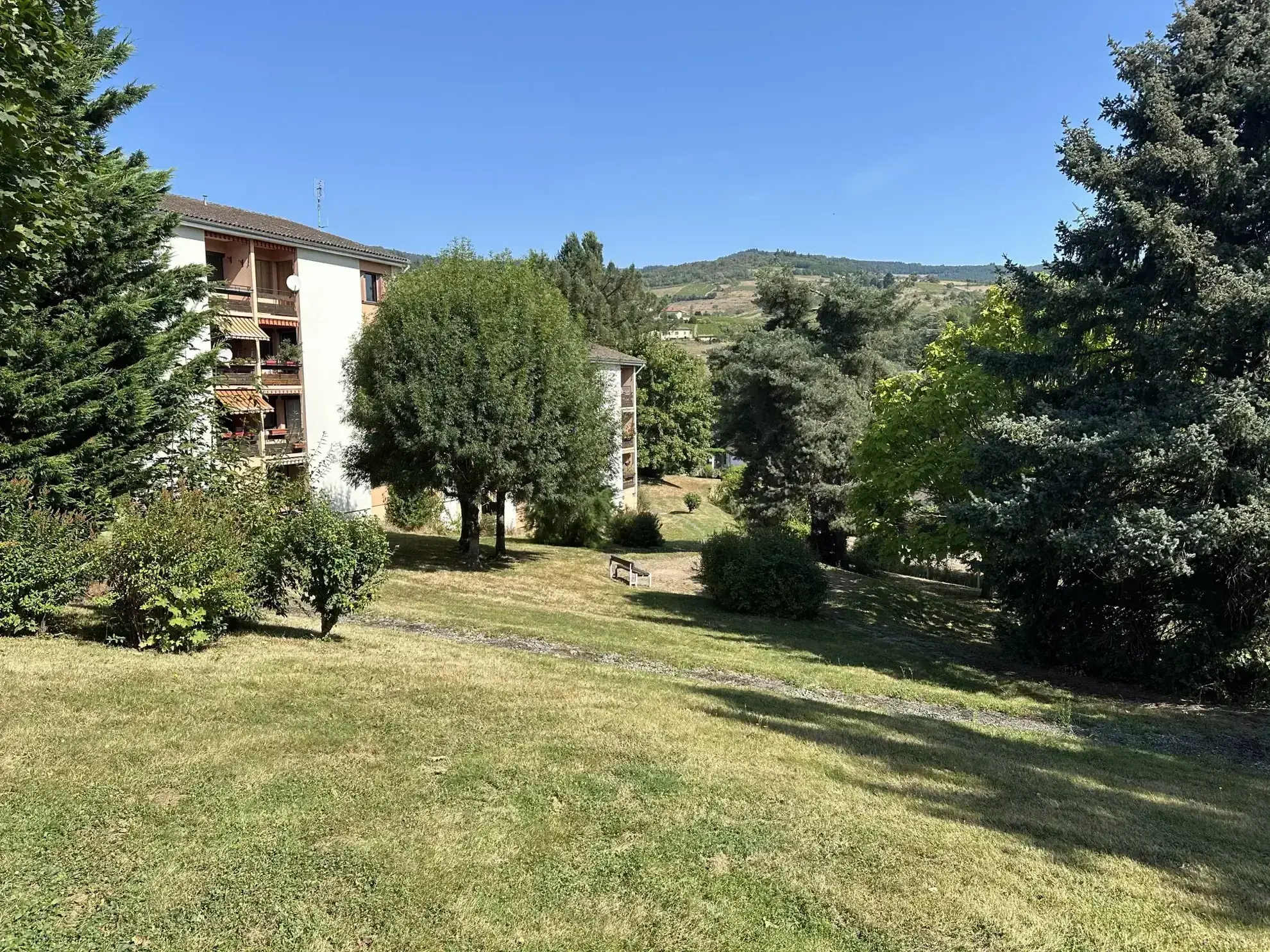 Appartement 4 pièces à Beaujeu de 86 m² avec balcon et cave - Investissement idéal 