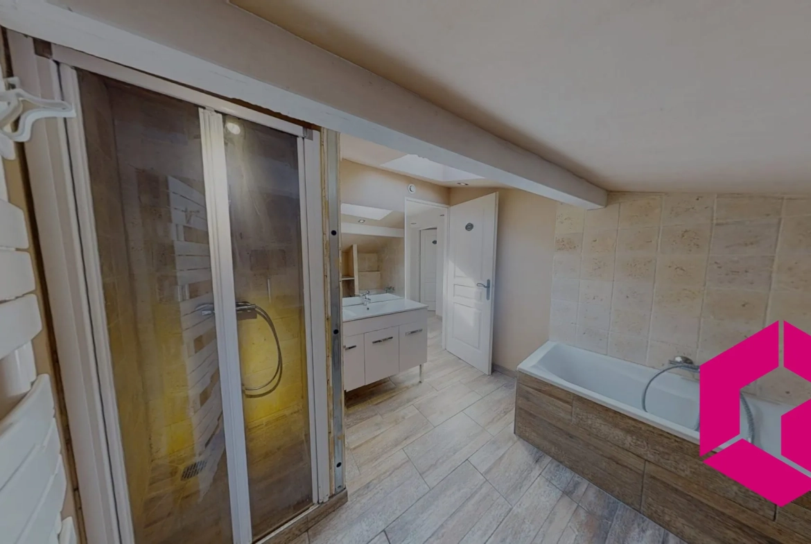 Maison de village rénovée avec 3 chambres à Verrières-en-Forez 