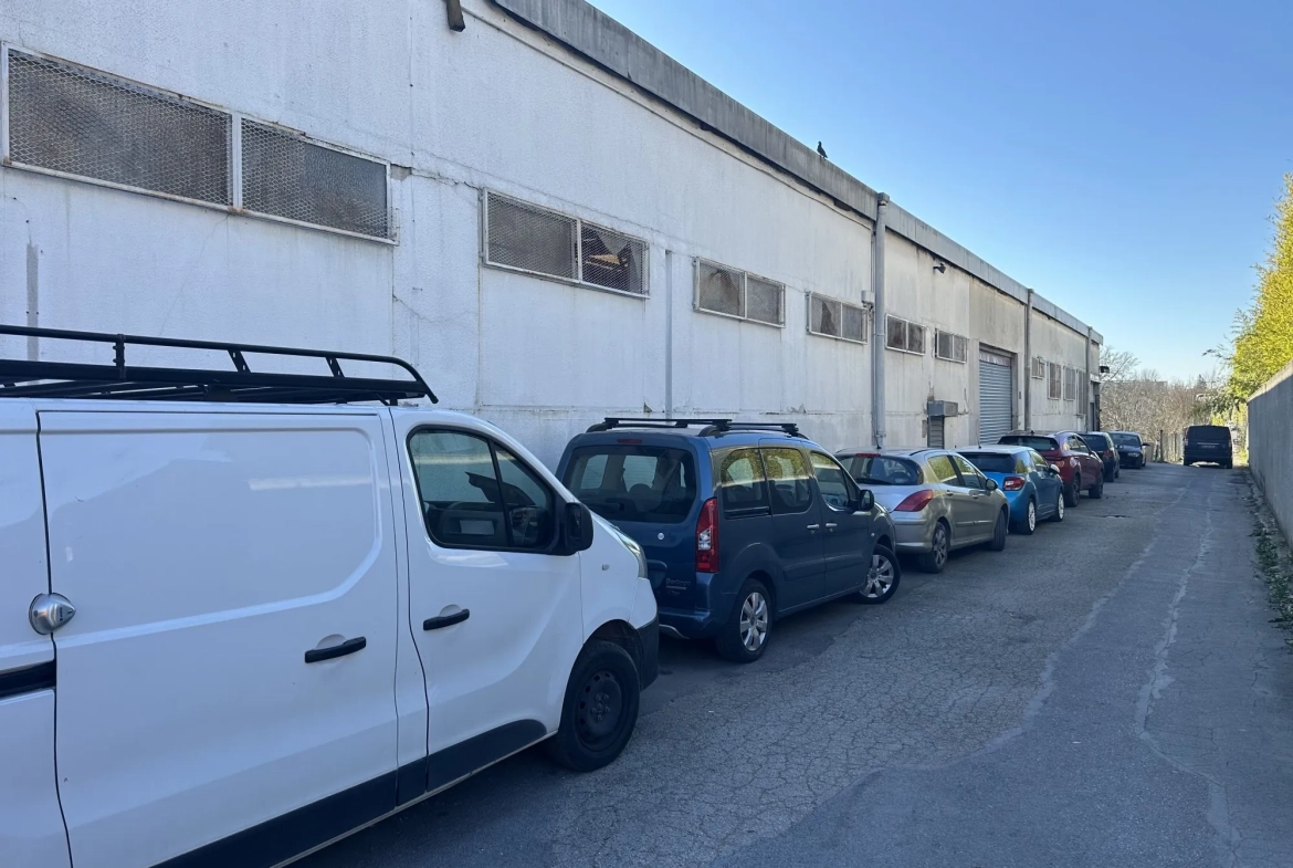 Fonds de commerce automobile à Reims avec atelier lumineux et emplacement stratégique 