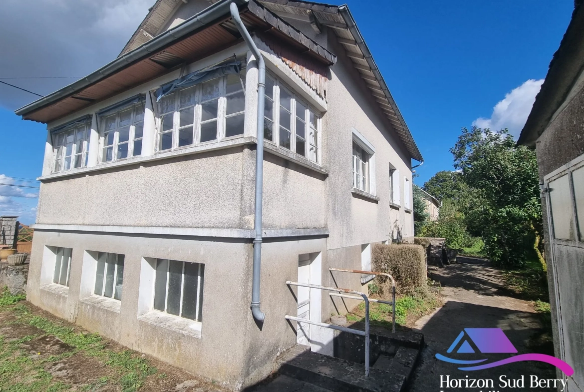 côté maison Maison à rénover avec grand terrain à Aigurande, proche du centre-ville 