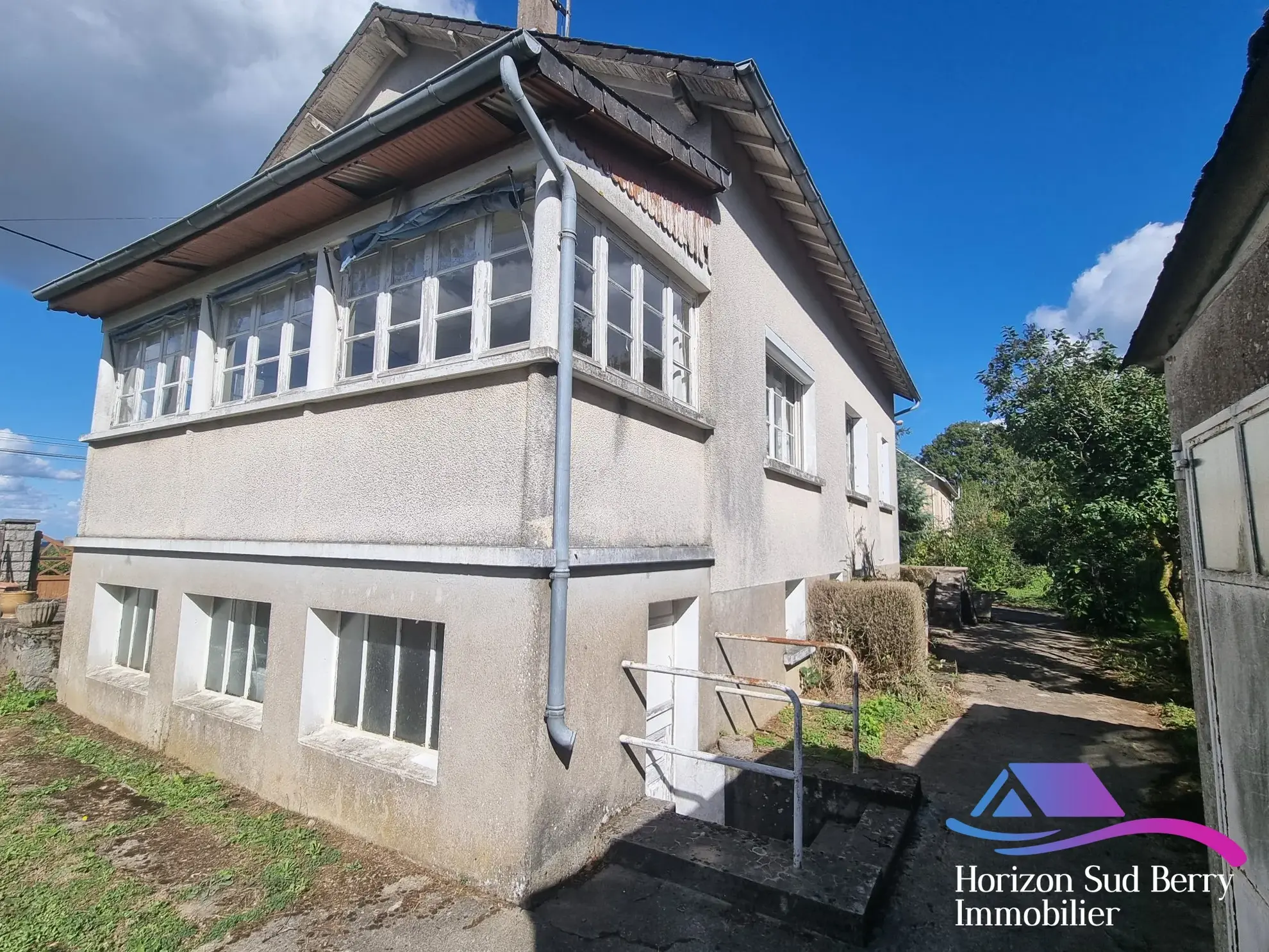 côté maison Maison à rénover avec grand terrain à Aigurande, proche du centre-ville 