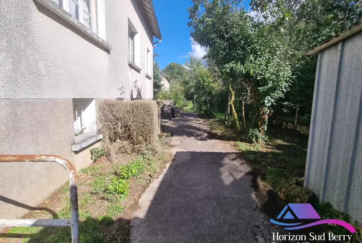 Jardin Maison à rénover avec grand terrain à Aigurande, proche du centre-ville 
