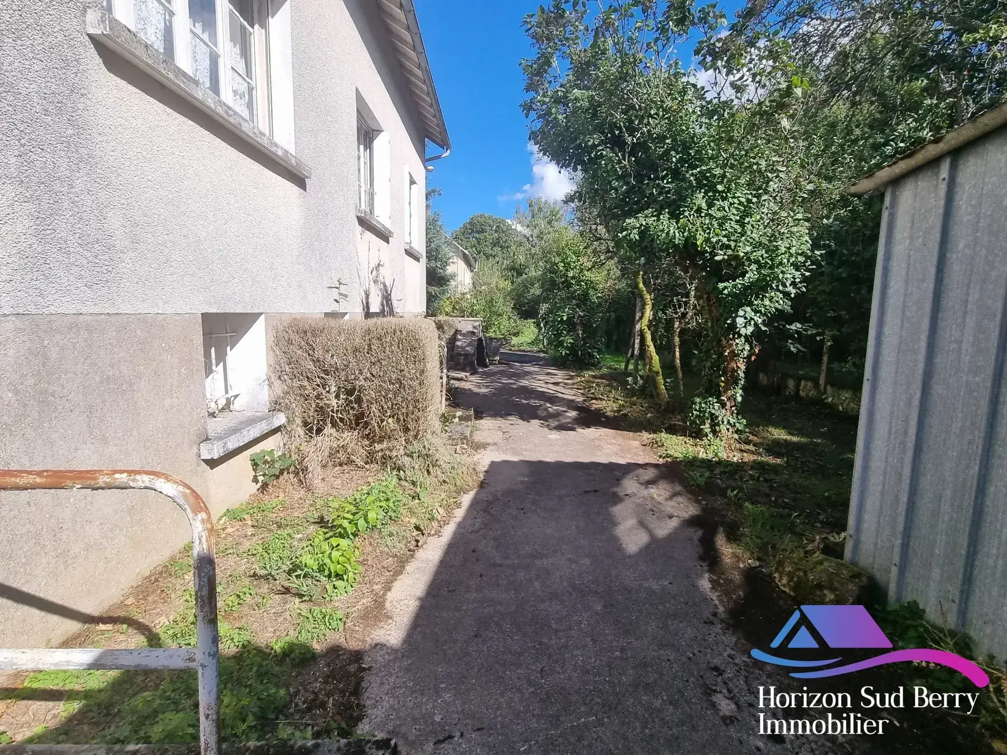 Jardin Maison à rénover avec grand terrain à Aigurande, proche du centre-ville 