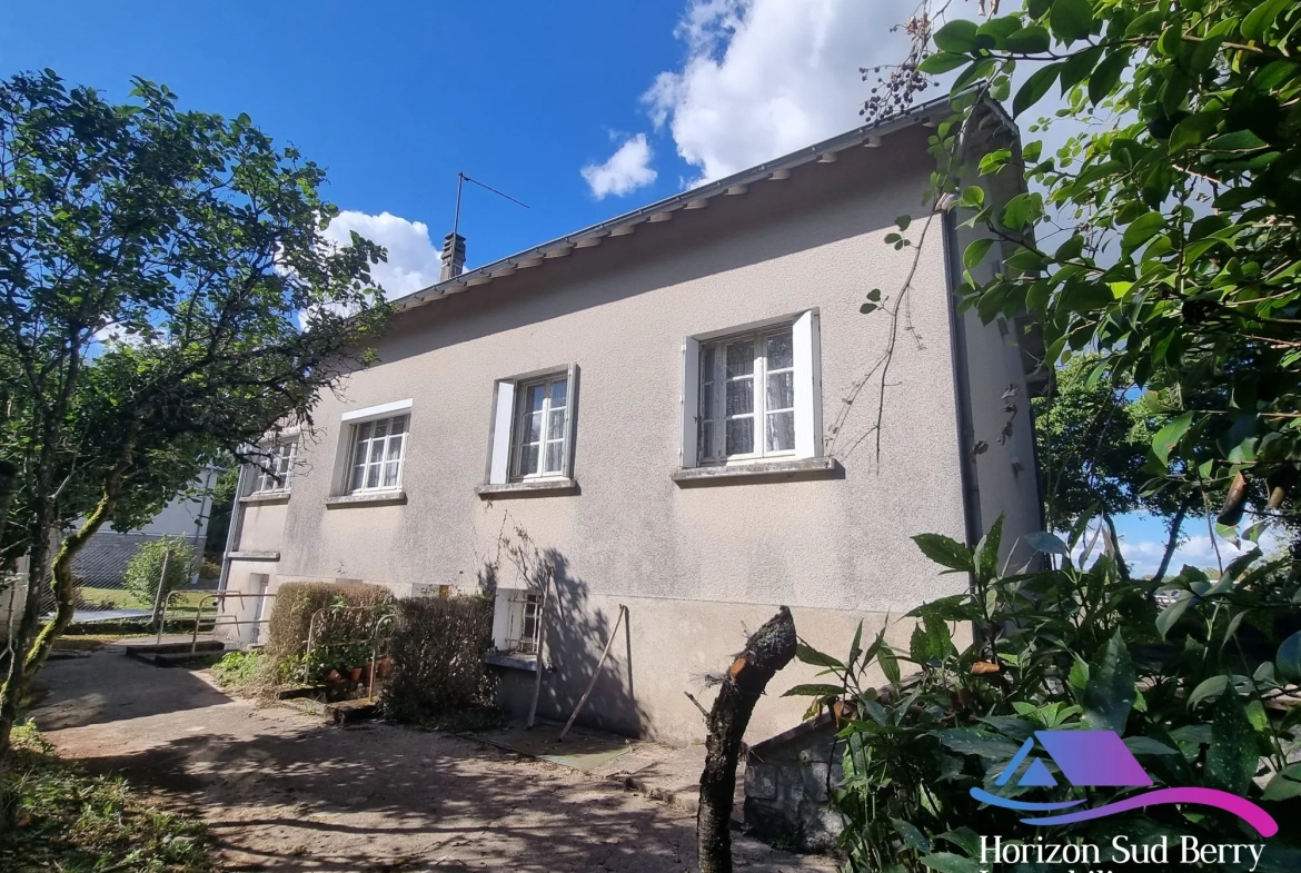 arrière maison Maison à rénover avec grand terrain à Aigurande, proche du centre-ville 