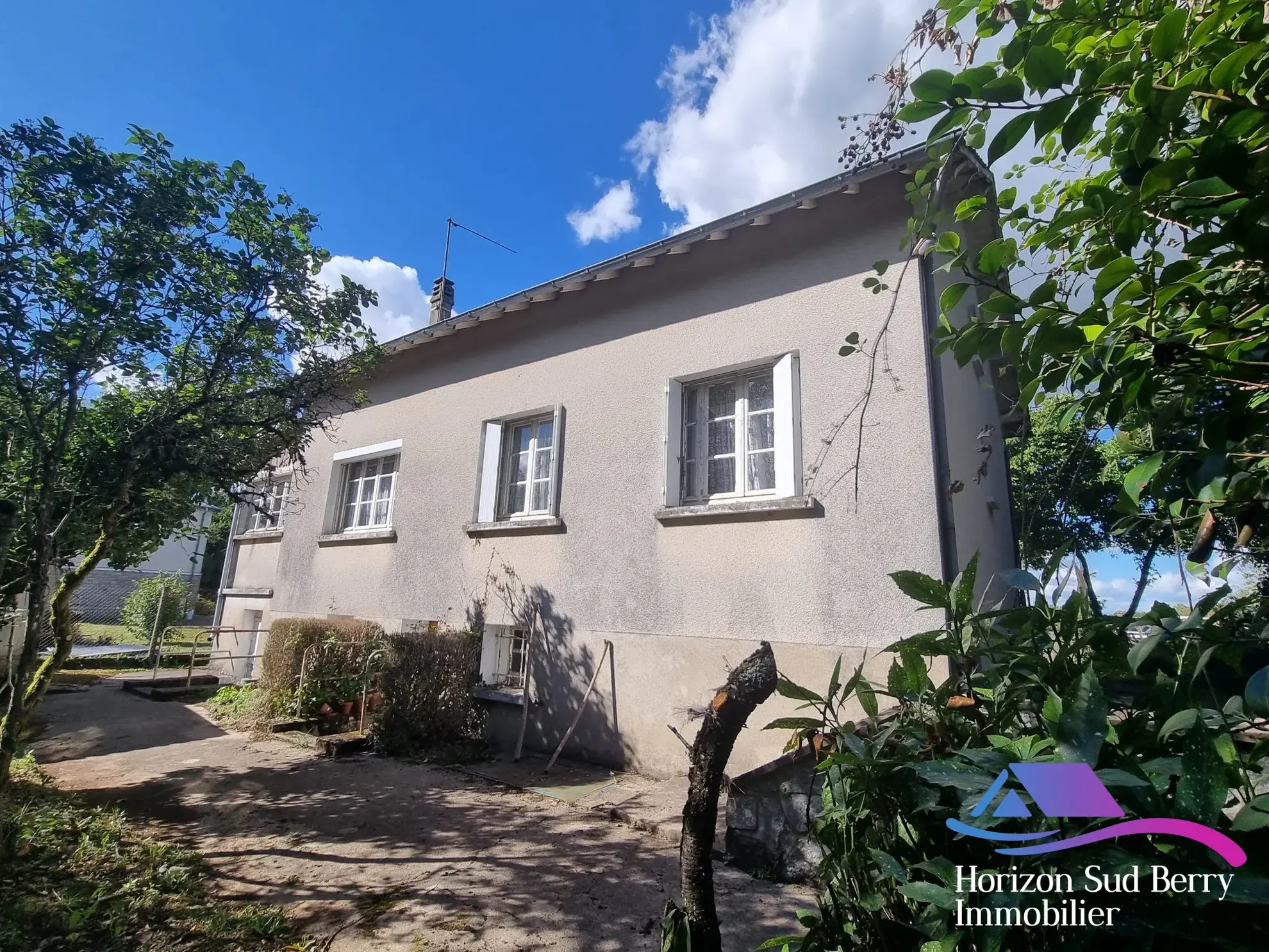 arrière maison Maison à rénover avec grand terrain à Aigurande, proche du centre-ville 