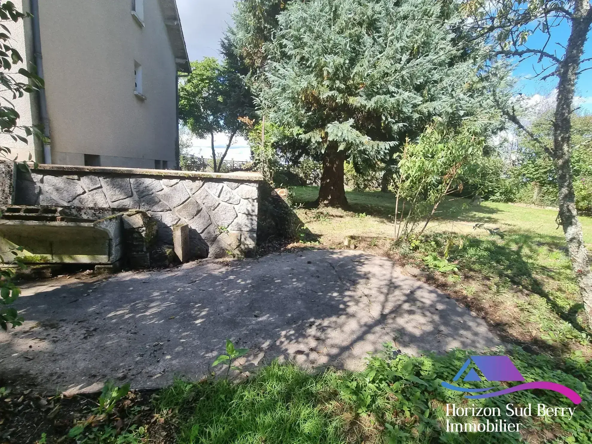 extérieur Maison à rénover avec grand terrain à Aigurande, proche du centre-ville 