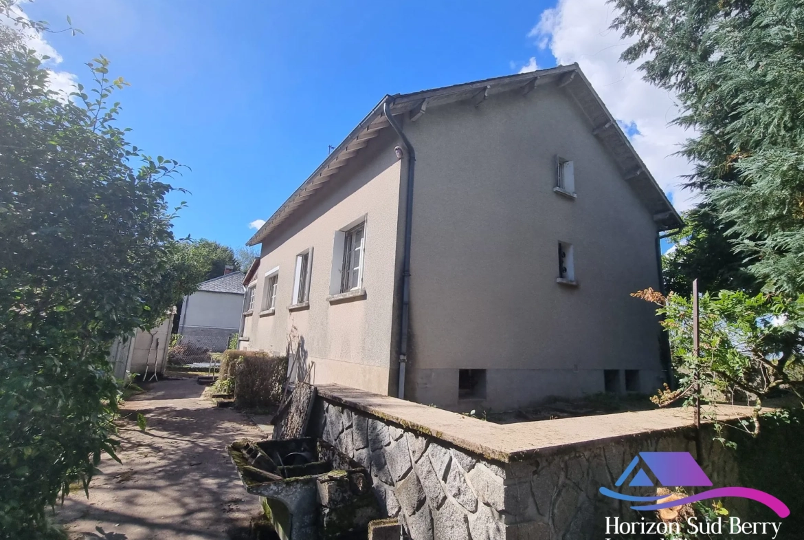 Arrière Maison à rénover avec grand terrain à Aigurande, proche du centre-ville 