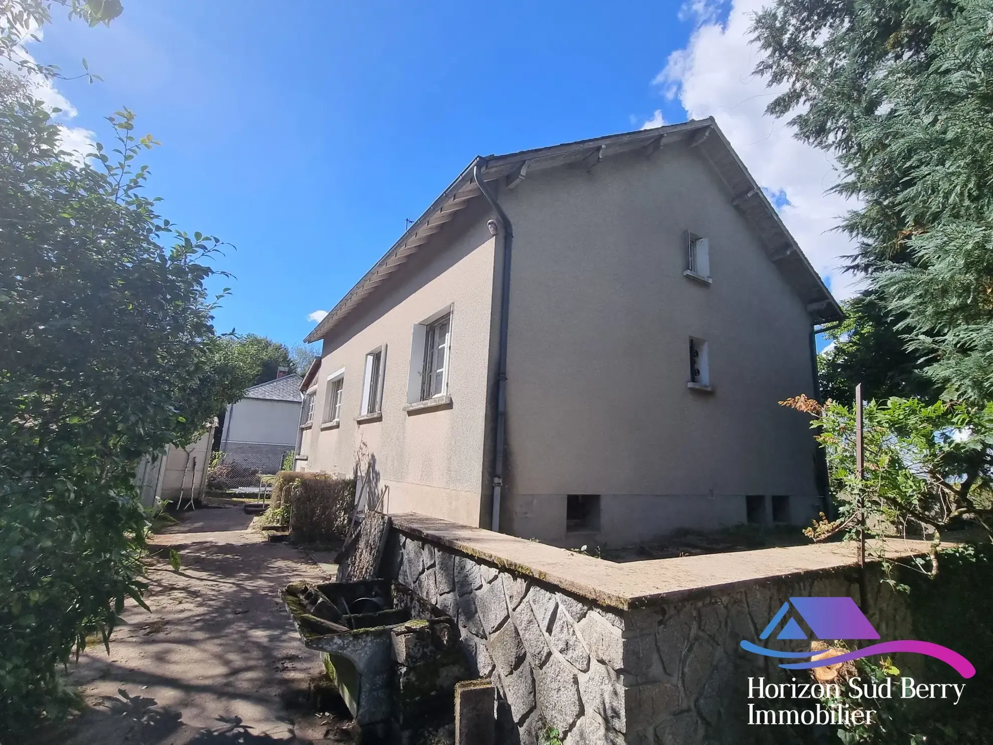 Arrière Maison à rénover avec grand terrain à Aigurande, proche du centre-ville 