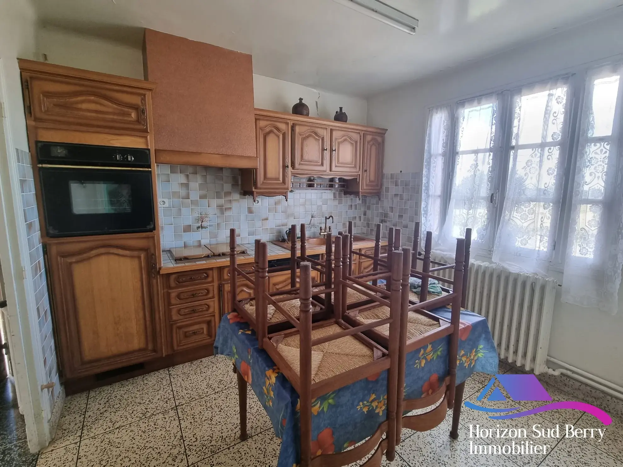 cuisine Maison à rénover avec grand terrain à Aigurande, proche du centre-ville 
