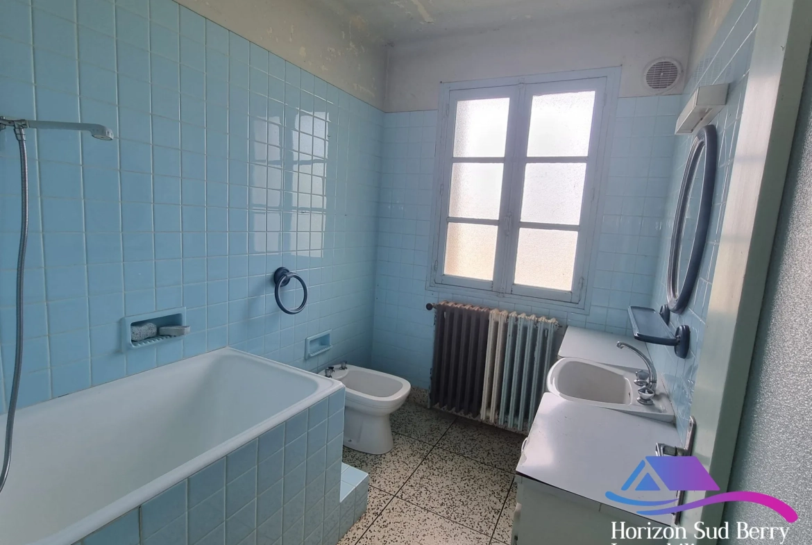 salle de bains Maison à rénover avec grand terrain à Aigurande, proche du centre-ville 