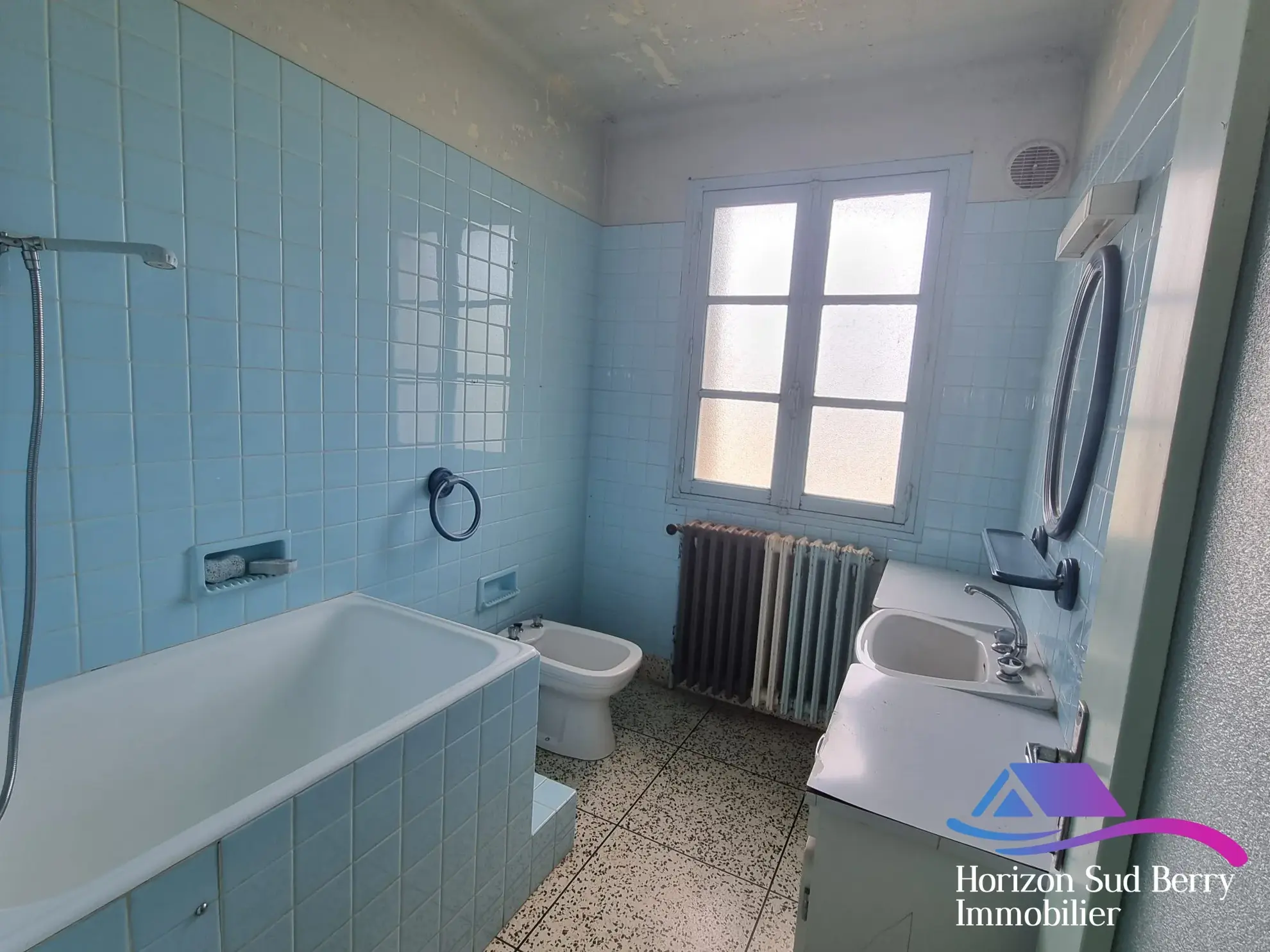 salle de bains Maison à rénover avec grand terrain à Aigurande, proche du centre-ville 