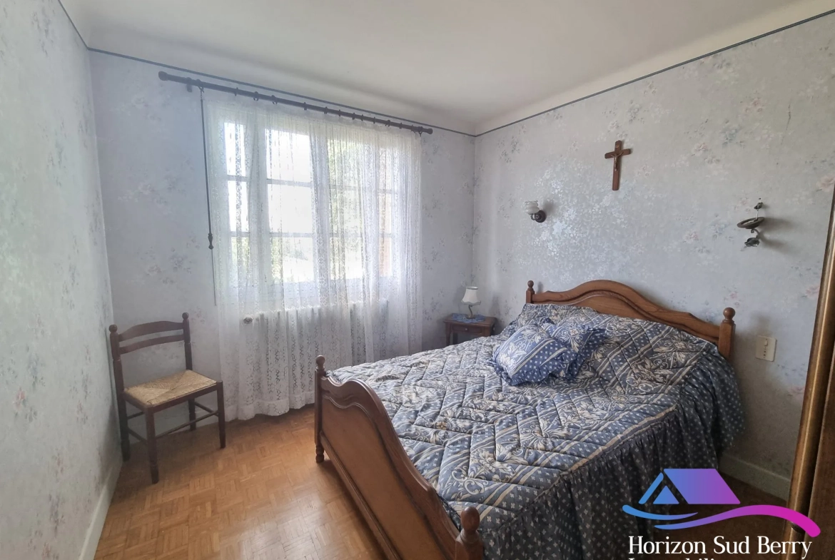 chambre1 Maison à rénover avec grand terrain à Aigurande, proche du centre-ville 