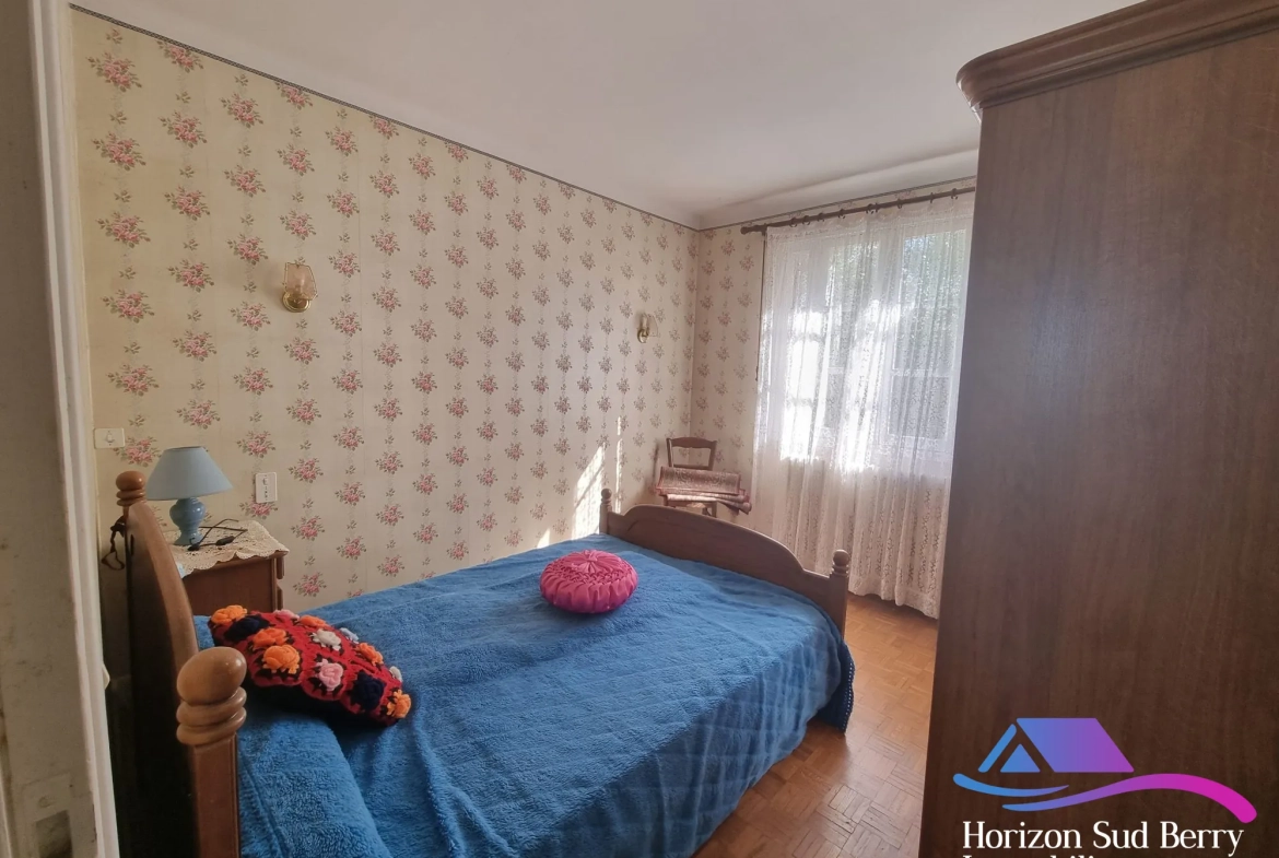 chambre2 Maison à rénover avec grand terrain à Aigurande, proche du centre-ville 