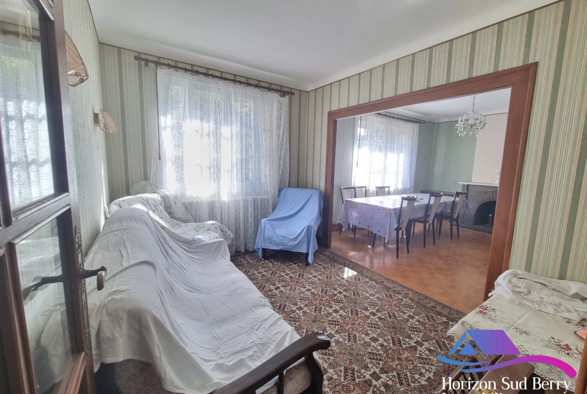 séjour Maison à rénover avec grand terrain à Aigurande, proche du centre-ville 