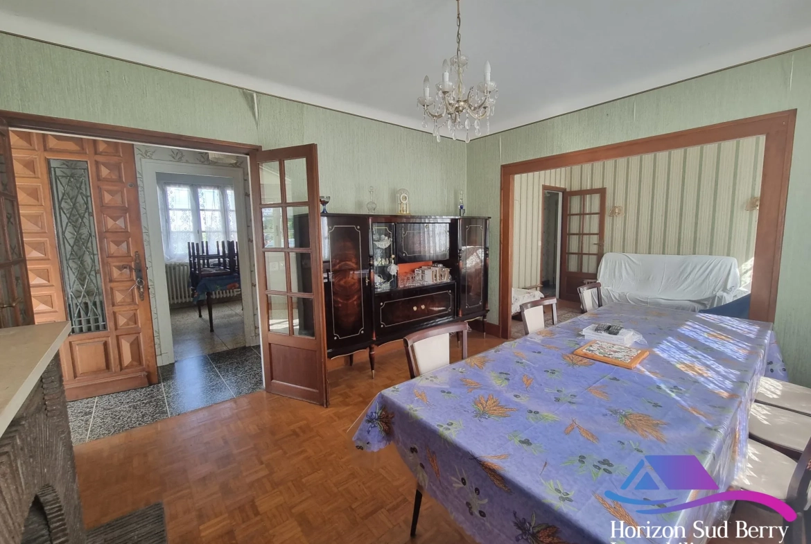 séjour Maison à rénover avec grand terrain à Aigurande, proche du centre-ville 