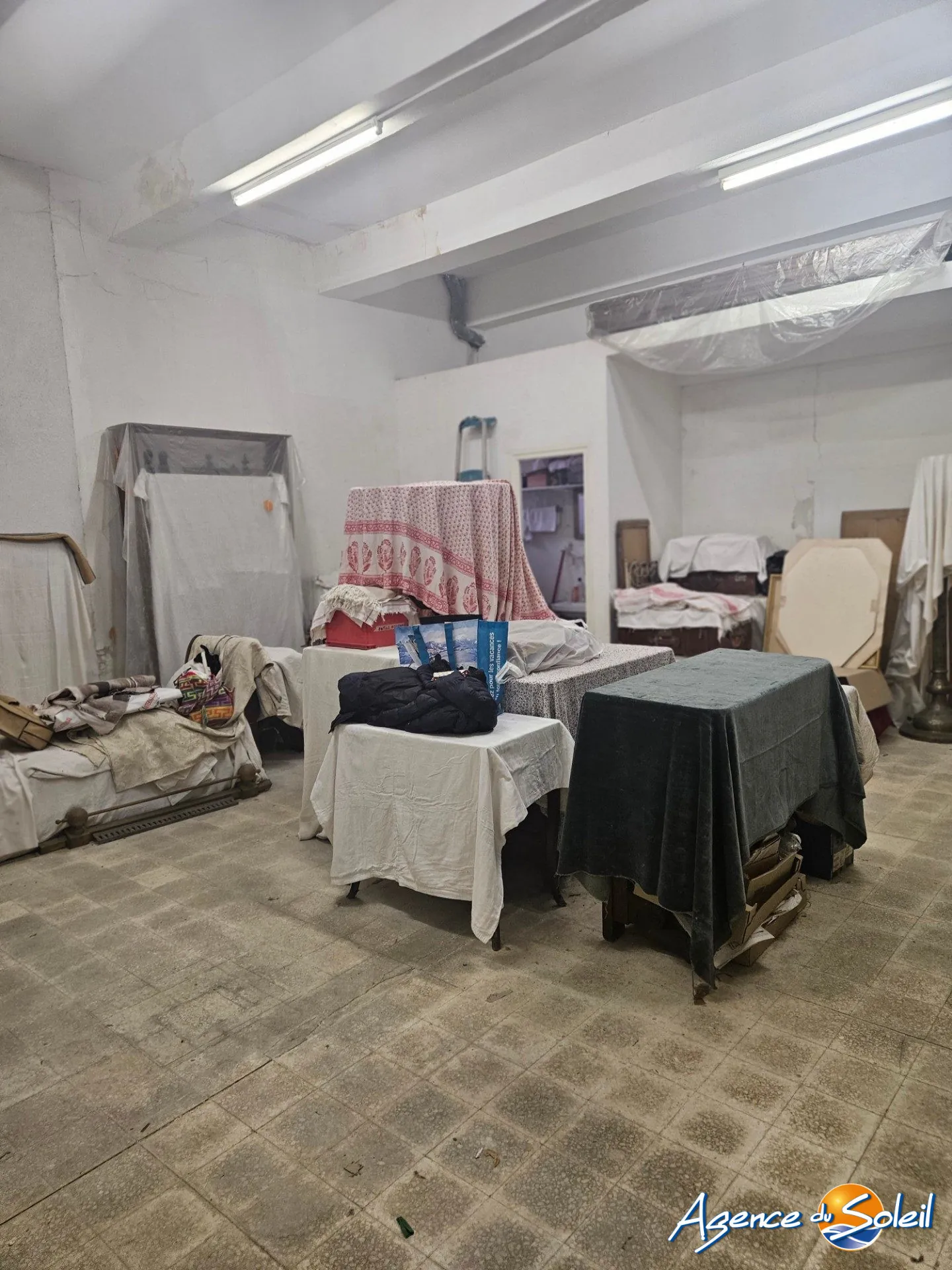 Local commercial à Narbonne avec vue Canal, 49,81 m² à rénover 