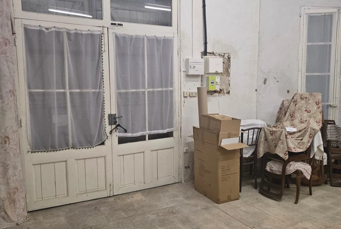Local commercial à Narbonne avec vue Canal, 49,81 m² à rénover 