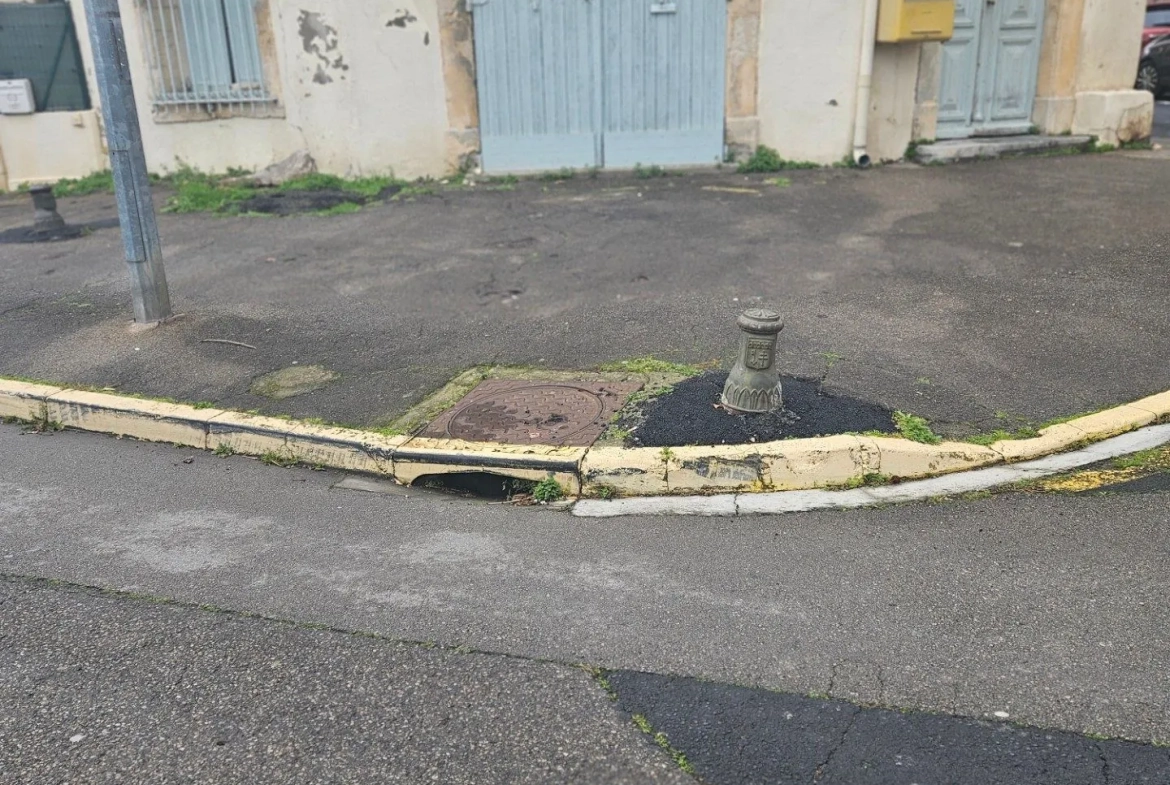 Local commercial à Narbonne avec vue Canal, 49,81 m² à rénover 