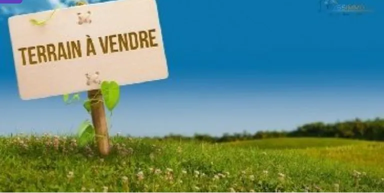 Terrain constructible à Sainte-Clotilde avec vue montagne - 400 m² 