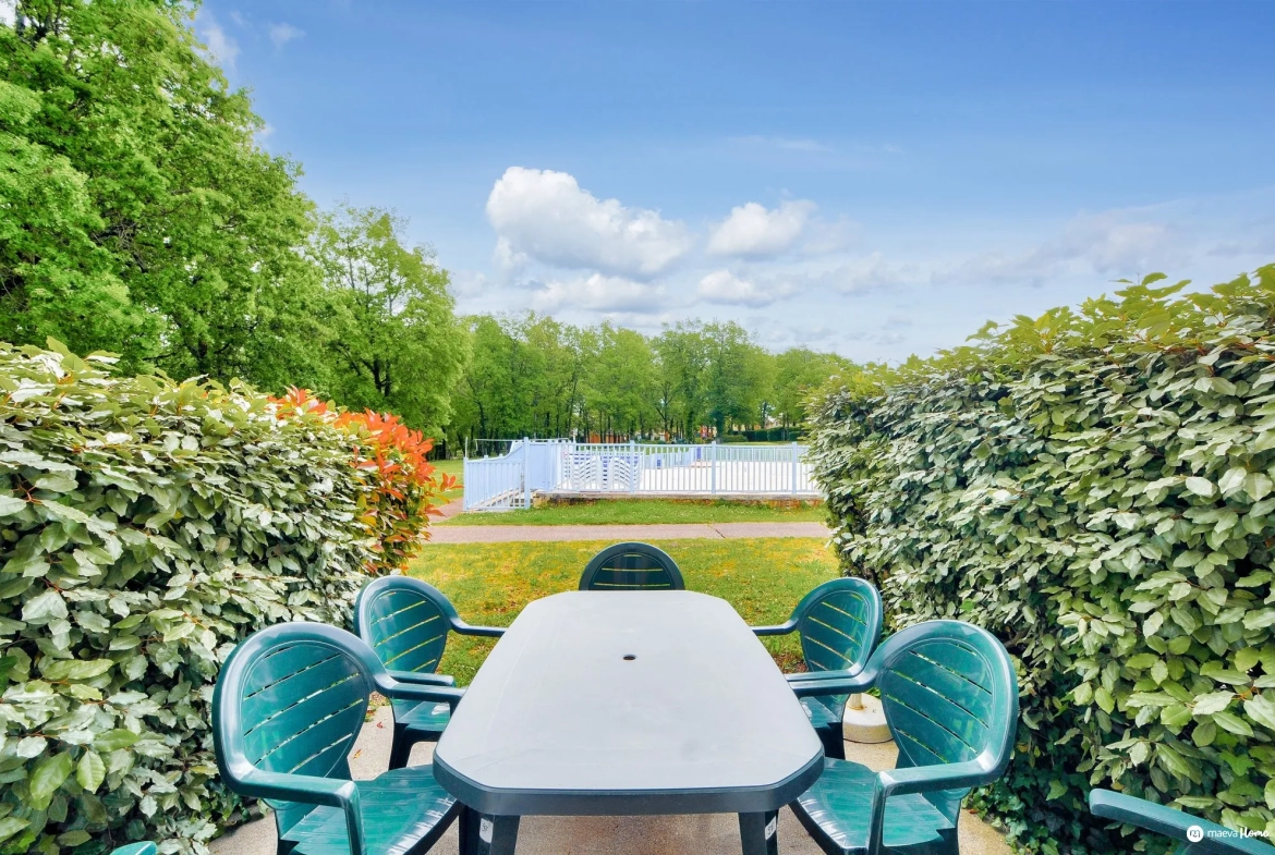 Séjour - Table manger Duplex à vendre à Monflanquin dans la Résidence du Lac – 38 m² avec piscine et jardin 